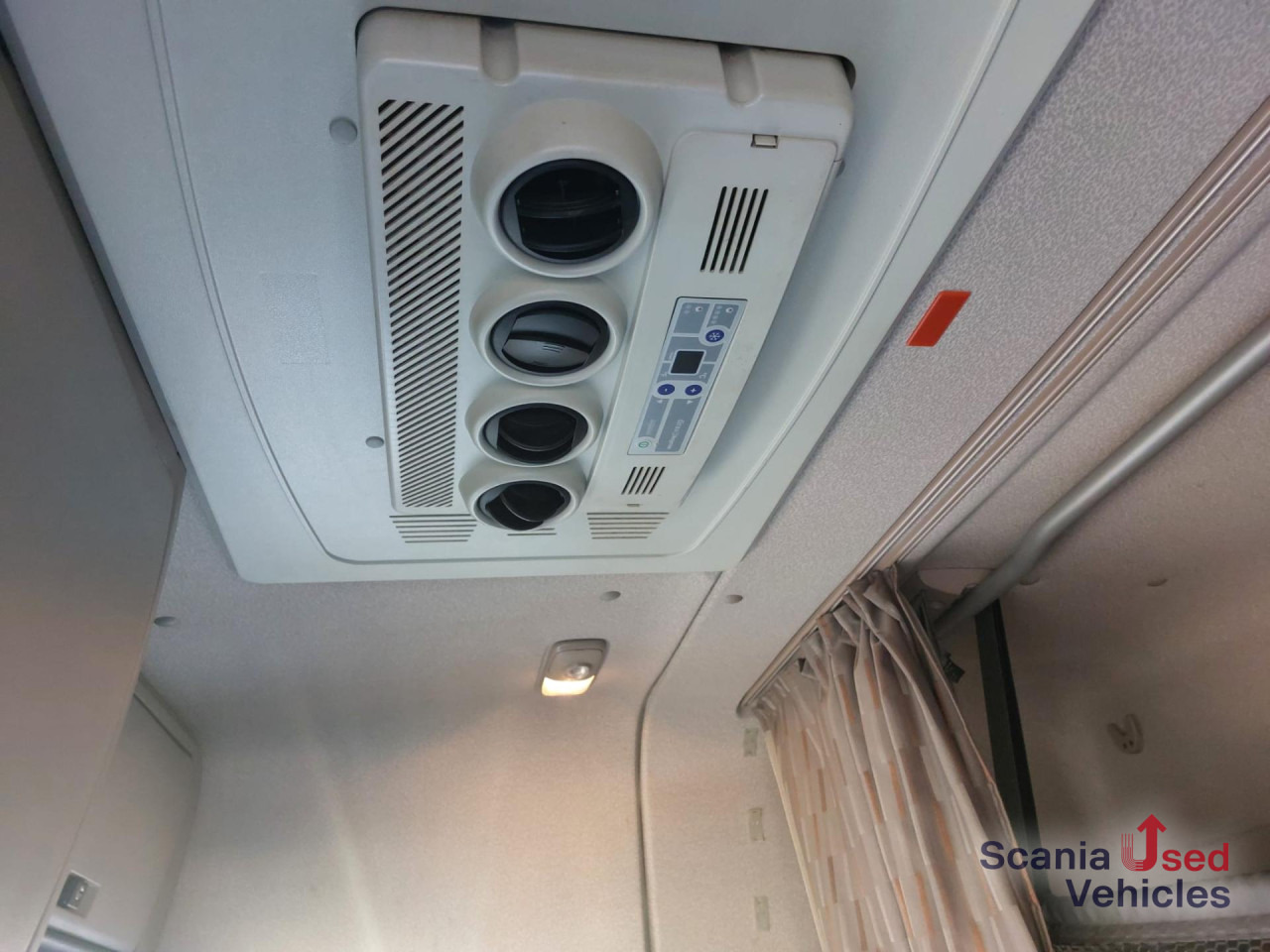 DAF XF 460 FT Space Cab Low deck - Tegljač: slika 4 DAF XF 460 FT Space Cab Low deck - Tegljač: slika 4