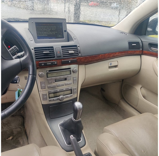 Automobil Toyota Avensis: slika 9