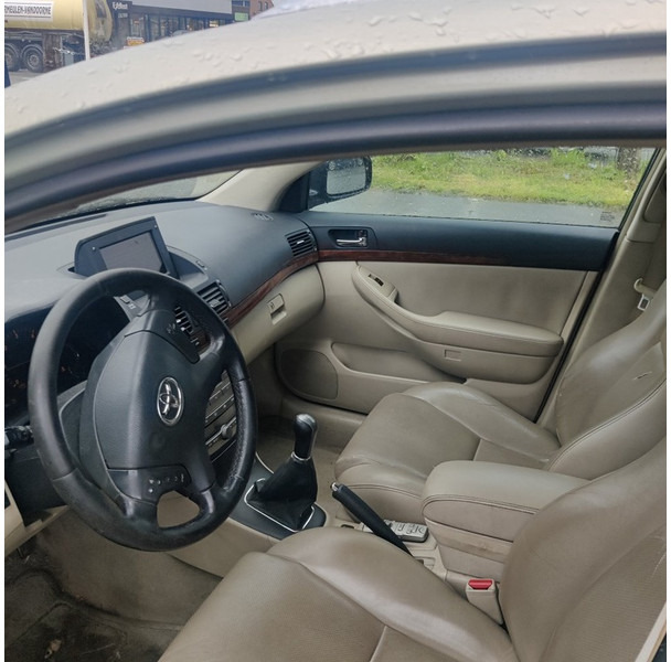 Automobil Toyota Avensis: slika 8