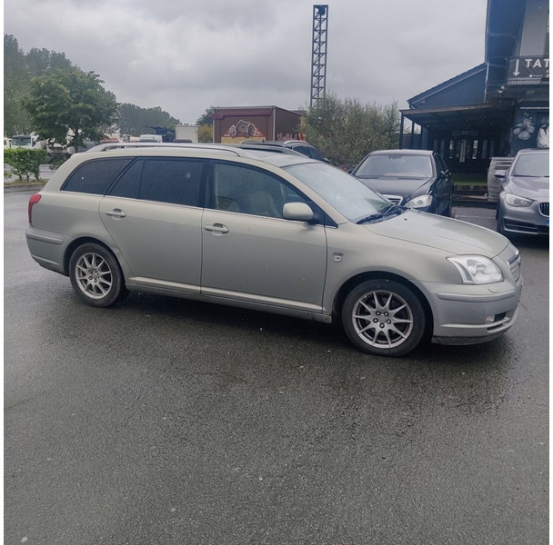 Automobil Toyota Avensis: slika 7