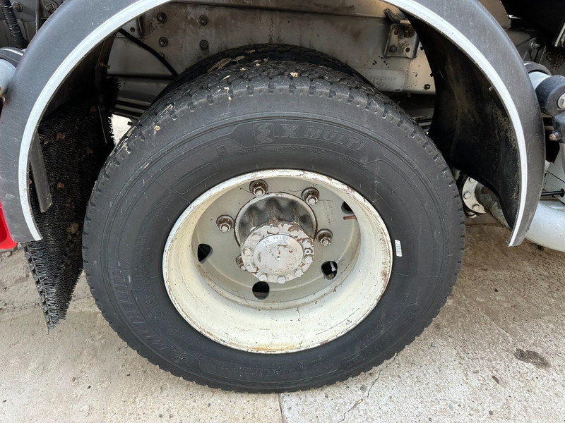 Renault MIDLUM 150 FUEL TANKER / CITERNE MAZOUT - 6500L - 3 COMPARTIMENTS - *ENGINE PROBLEM* - Kamion cisterna: slika 5 Renault MIDLUM 150 FUEL TANKER / CITERNE MAZOUT - 6500L - 3 COMPARTIMENTS - *ENGINE PROBLEM* - Kamion cisterna: slika 5