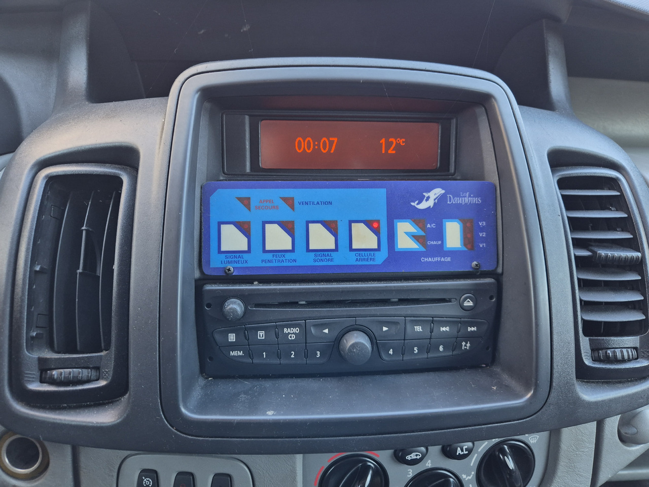 RENAULT Trafic 2.0 dCi 115 KM - Druga mašina: slika 4 RENAULT Trafic 2.0 dCi 115 KM - Druga mašina: slika 4