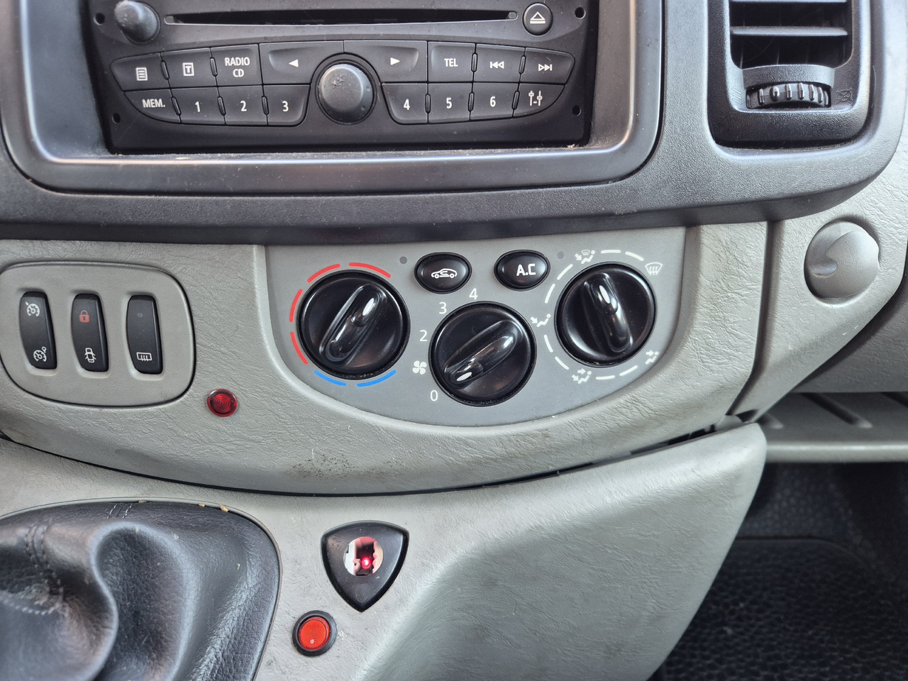 RENAULT Trafic 2.0 dCi 115 KM - Druga mašina: slika 5 RENAULT Trafic 2.0 dCi 115 KM - Druga mašina: slika 5