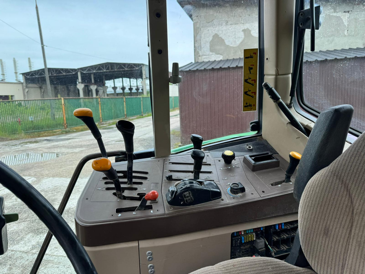 JOHN DEERE 6110 - Traktor: slika 4 JOHN DEERE 6110 - Traktor: slika 4