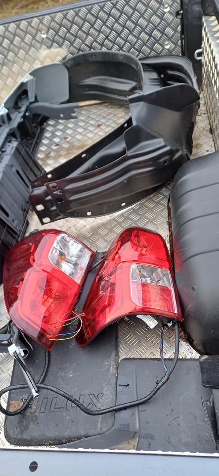 TOYOTA HILUX Extracab (2023 r.) NOWA paka skrzynia - Karoserija i eksterijer: slika 2 TOYOTA HILUX Extracab (2023 r.) NOWA paka skrzynia - Karoserija i eksterijer: slika 2