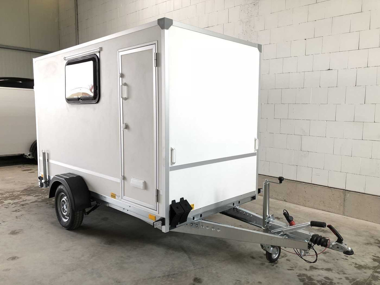 BLYSS F1330HD Rampe Tür 2 Fenster Kofferanhänger - Prikolica sa zatvorenim sandukom: slika 4 BLYSS F1330HD Rampe Tür 2 Fenster Kofferanhänger - Prikolica sa zatvorenim sandukom: slika 4