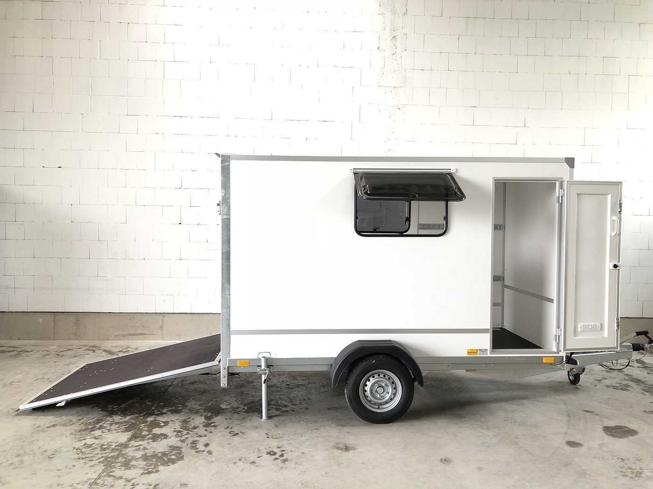 BLYSS F1330HD Rampe Tür 2 Fenster Kofferanhänger - Prikolica sa zatvorenim sandukom: slika 1 BLYSS F1330HD Rampe Tür 2 Fenster Kofferanhänger - Prikolica sa zatvorenim sandukom: slika 1