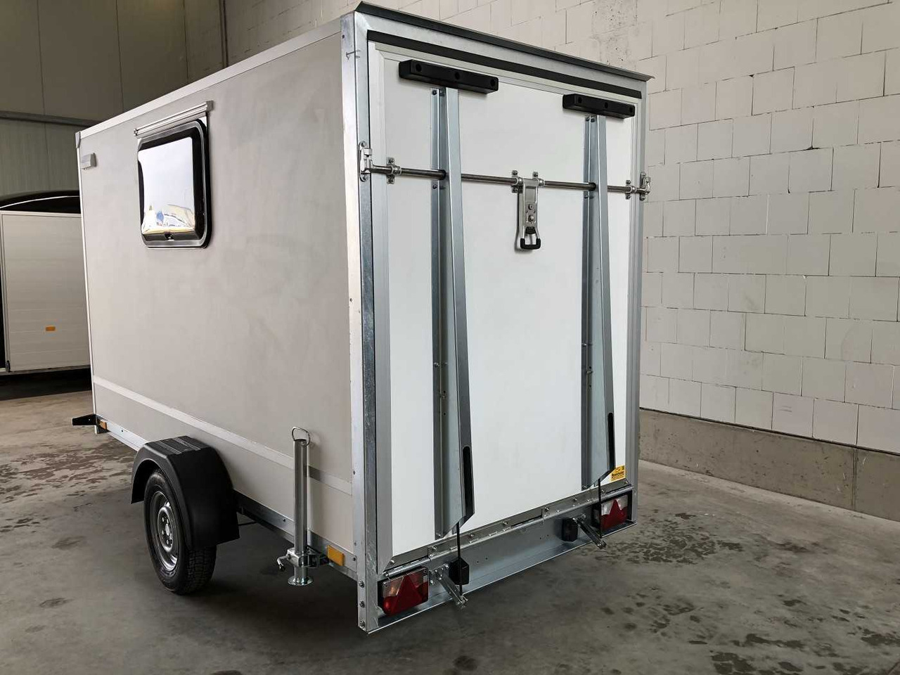 BLYSS F1330HD Rampe Tür 2 Fenster Kofferanhänger - Prikolica sa zatvorenim sandukom: slika 3 BLYSS F1330HD Rampe Tür 2 Fenster Kofferanhänger - Prikolica sa zatvorenim sandukom: slika 3