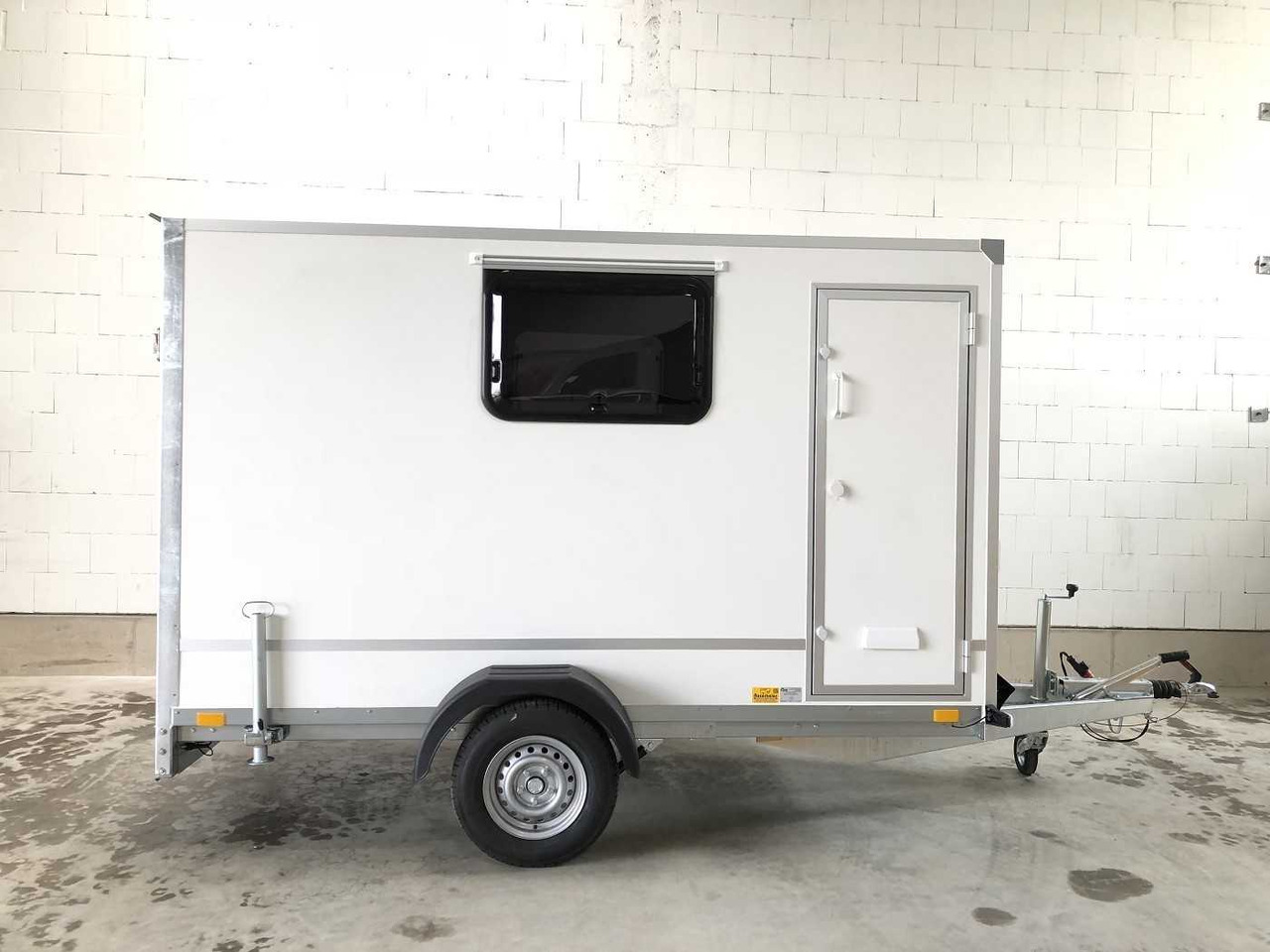 BLYSS F1330HD Rampe Tür 2 Fenster Kofferanhänger - Prikolica sa zatvorenim sandukom: slika 5 BLYSS F1330HD Rampe Tür 2 Fenster Kofferanhänger - Prikolica sa zatvorenim sandukom: slika 5