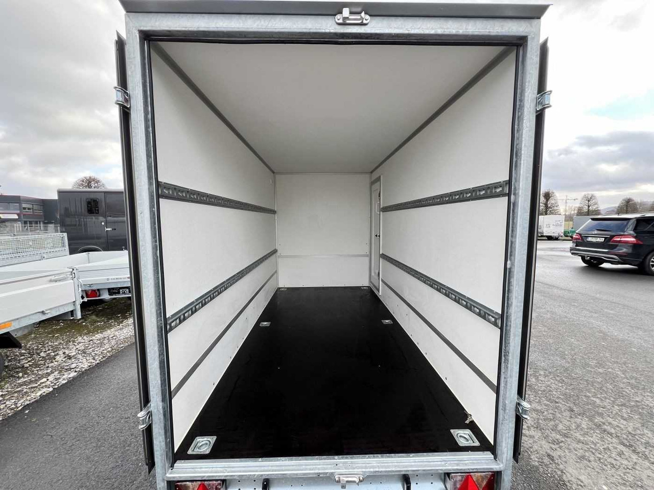 BLYSS F1330HD Seitentür Kofferanhänger - Prikolica sa zatvorenim sandukom: slika 4 BLYSS F1330HD Seitentür Kofferanhänger - Prikolica sa zatvorenim sandukom: slika 4