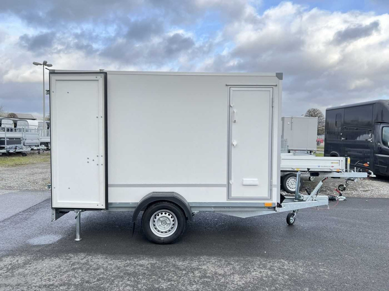 BLYSS F1330HD Seitentür Kofferanhänger - Prikolica sa zatvorenim sandukom: slika 2 BLYSS F1330HD Seitentür Kofferanhänger - Prikolica sa zatvorenim sandukom: slika 2