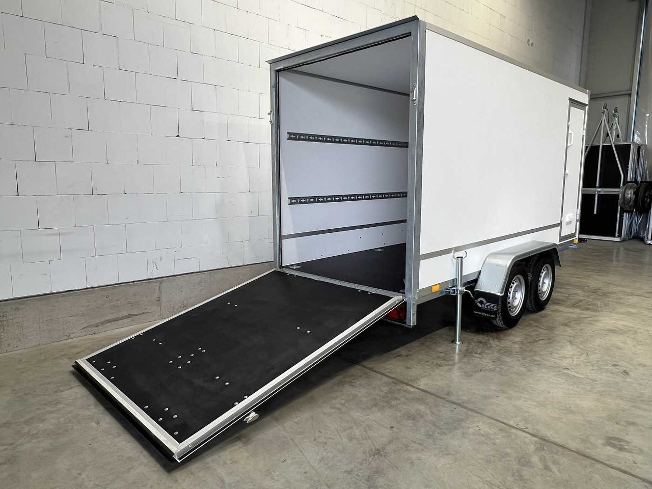 BLYSS F2736HTD Rampe Seitentür Kofferanhänger - Prikolica sa zatvorenim sandukom: slika 4 BLYSS F2736HTD Rampe Seitentür Kofferanhänger - Prikolica sa zatvorenim sandukom: slika 4