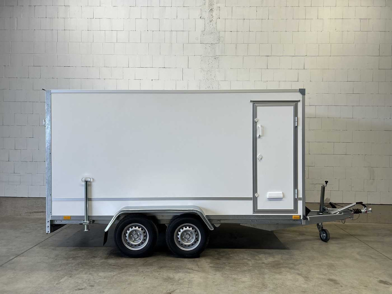 BLYSS F2736HTD Rampe Seitentür Kofferanhänger - Prikolica sa zatvorenim sandukom: slika 2 BLYSS F2736HTD Rampe Seitentür Kofferanhänger - Prikolica sa zatvorenim sandukom: slika 2