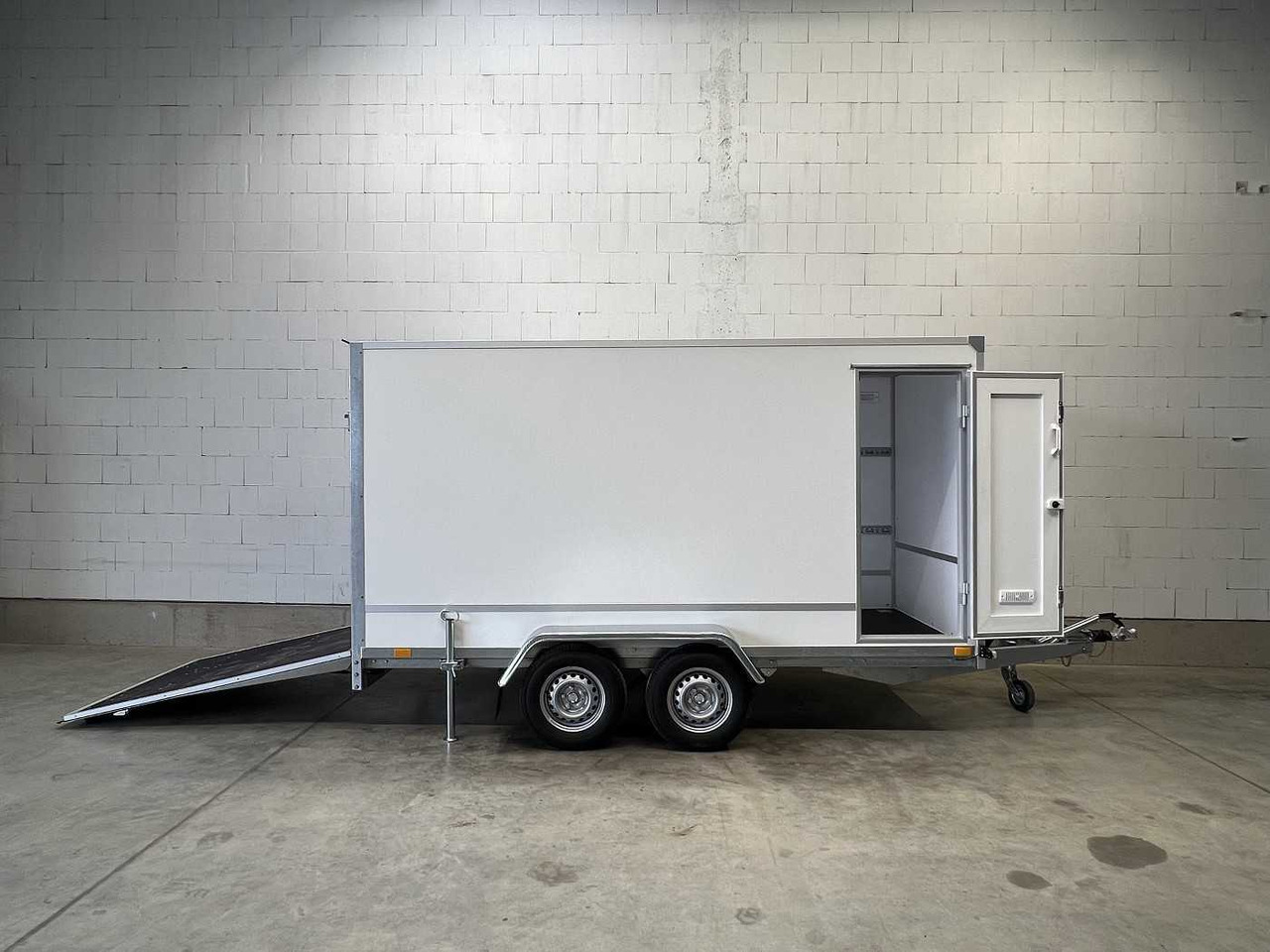 BLYSS F2736HTD Rampe Seitentür Kofferanhänger - Prikolica sa zatvorenim sandukom: slika 1 BLYSS F2736HTD Rampe Seitentür Kofferanhänger - Prikolica sa zatvorenim sandukom: slika 1