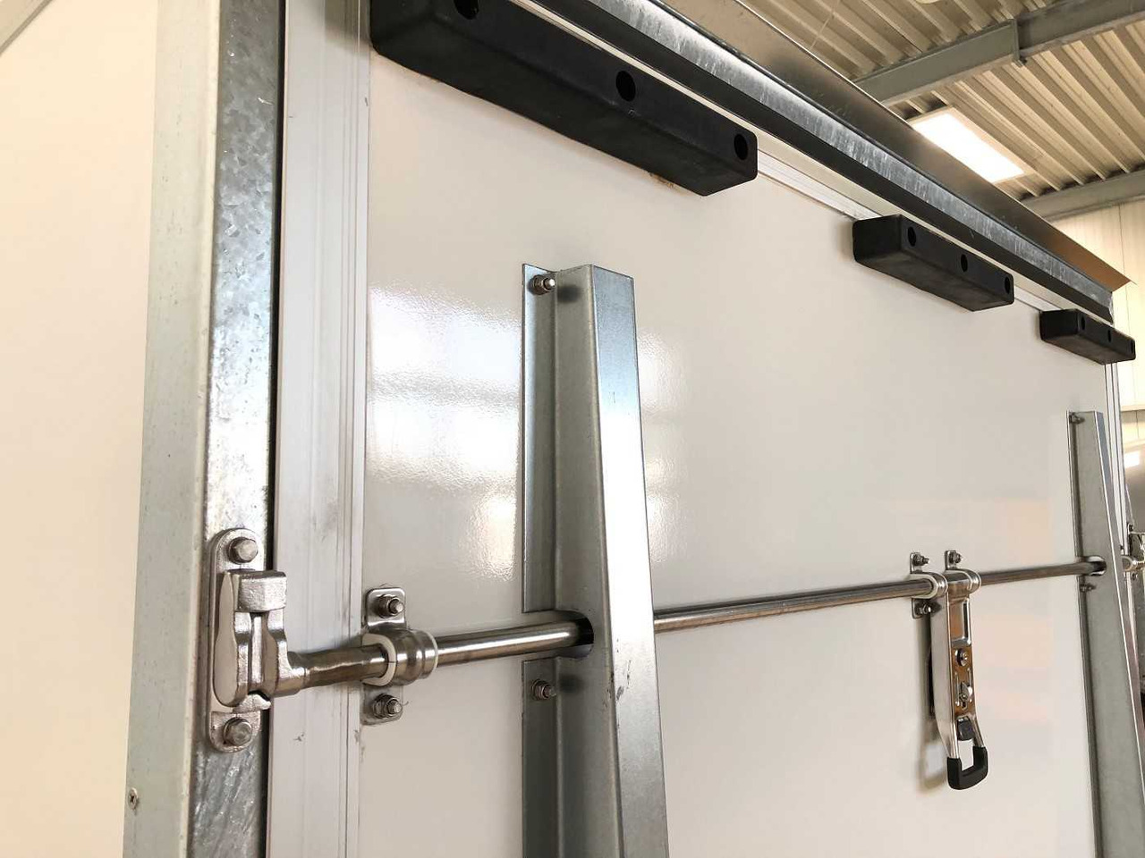 BLYSS F2741HT Rampe Kofferanhänger - Prikolica sa zatvorenim sandukom: slika 5 BLYSS F2741HT Rampe Kofferanhänger - Prikolica sa zatvorenim sandukom: slika 5