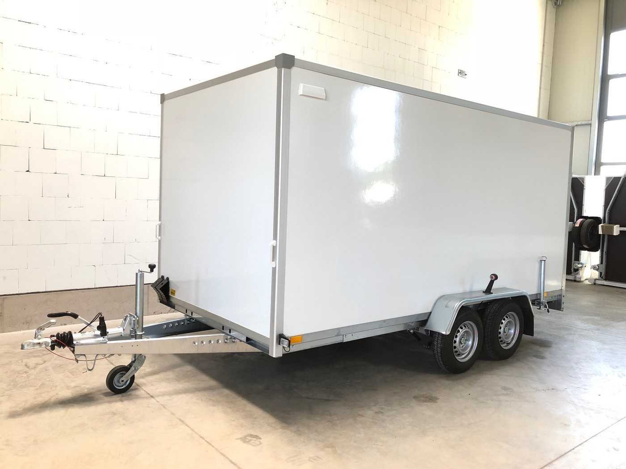 BLYSS F2741HT Rampe Kofferanhänger - Prikolica sa zatvorenim sandukom: slika 2 BLYSS F2741HT Rampe Kofferanhänger - Prikolica sa zatvorenim sandukom: slika 2