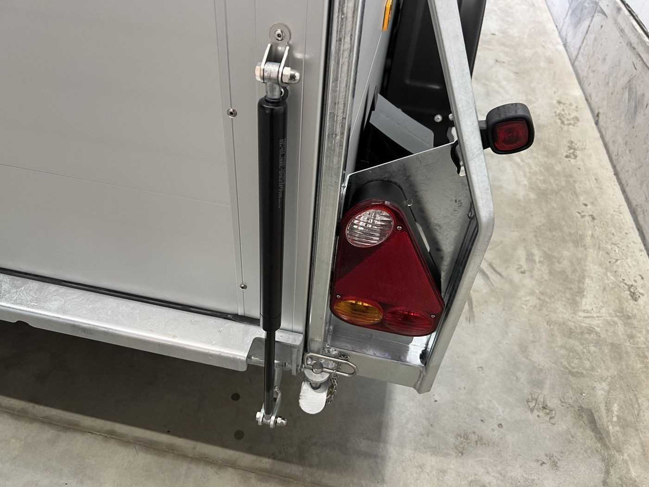 Novu Prikolica sa zatvorenim sandukom CHEVAL LIBERTE DEBON C700 Roadster ALF Kofferanhänger: slika 26 Novu Prikolica sa zatvorenim sandukom CHEVAL LIBERTE DEBON C700 Roadster ALF Kofferanhänger: slika 26