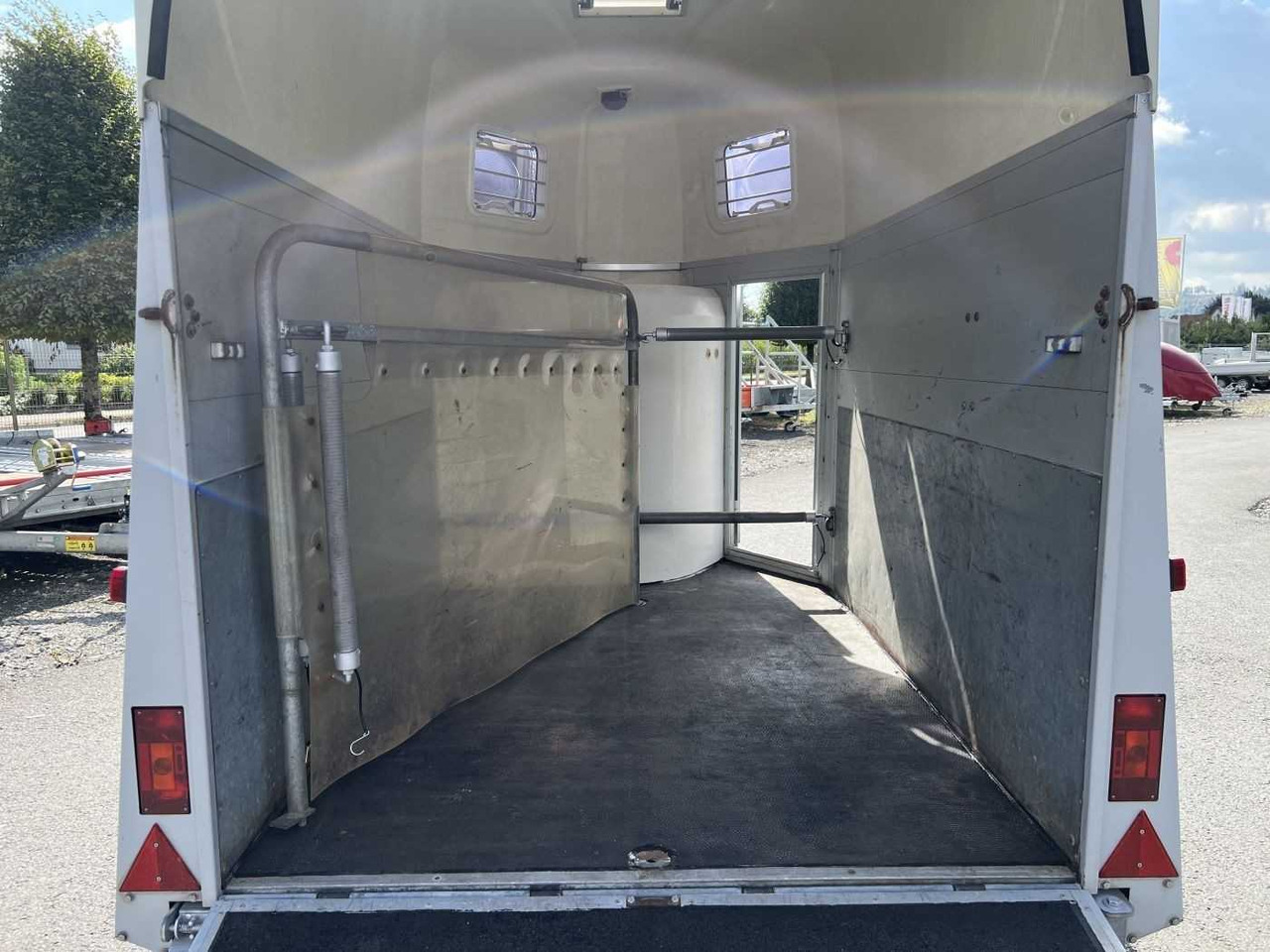 Lizing HUMBAUR HP 2000 Pferdeanhänger HUMBAUR HP 2000 Pferdeanhänger: slika 16 Lizing HUMBAUR HP 2000 Pferdeanhänger HUMBAUR HP 2000 Pferdeanhänger: slika 16