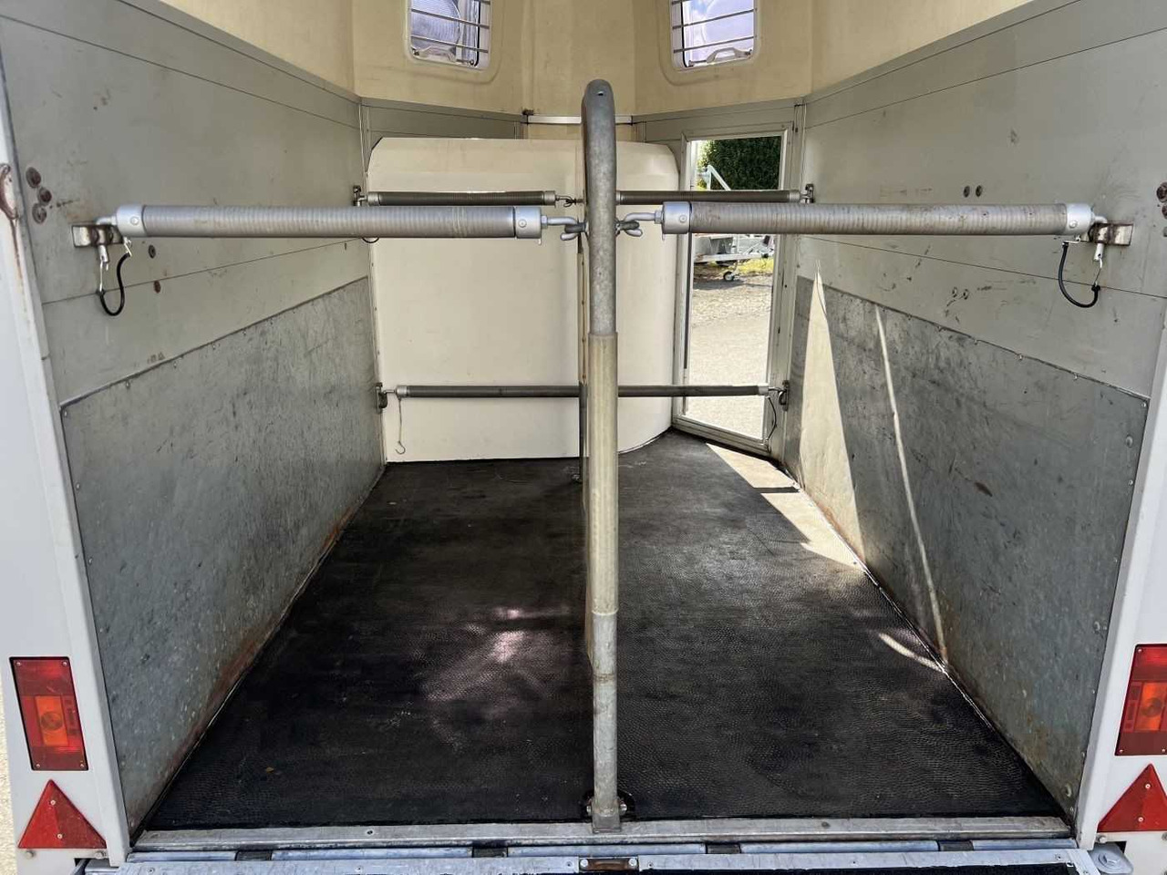 Lizing HUMBAUR HP 2000 Pferdeanhänger HUMBAUR HP 2000 Pferdeanhänger: slika 14 Lizing HUMBAUR HP 2000 Pferdeanhänger HUMBAUR HP 2000 Pferdeanhänger: slika 14