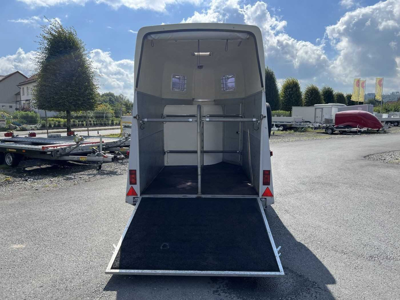 Lizing HUMBAUR HP 2000 Pferdeanhänger HUMBAUR HP 2000 Pferdeanhänger: slika 12 Lizing HUMBAUR HP 2000 Pferdeanhänger HUMBAUR HP 2000 Pferdeanhänger: slika 12