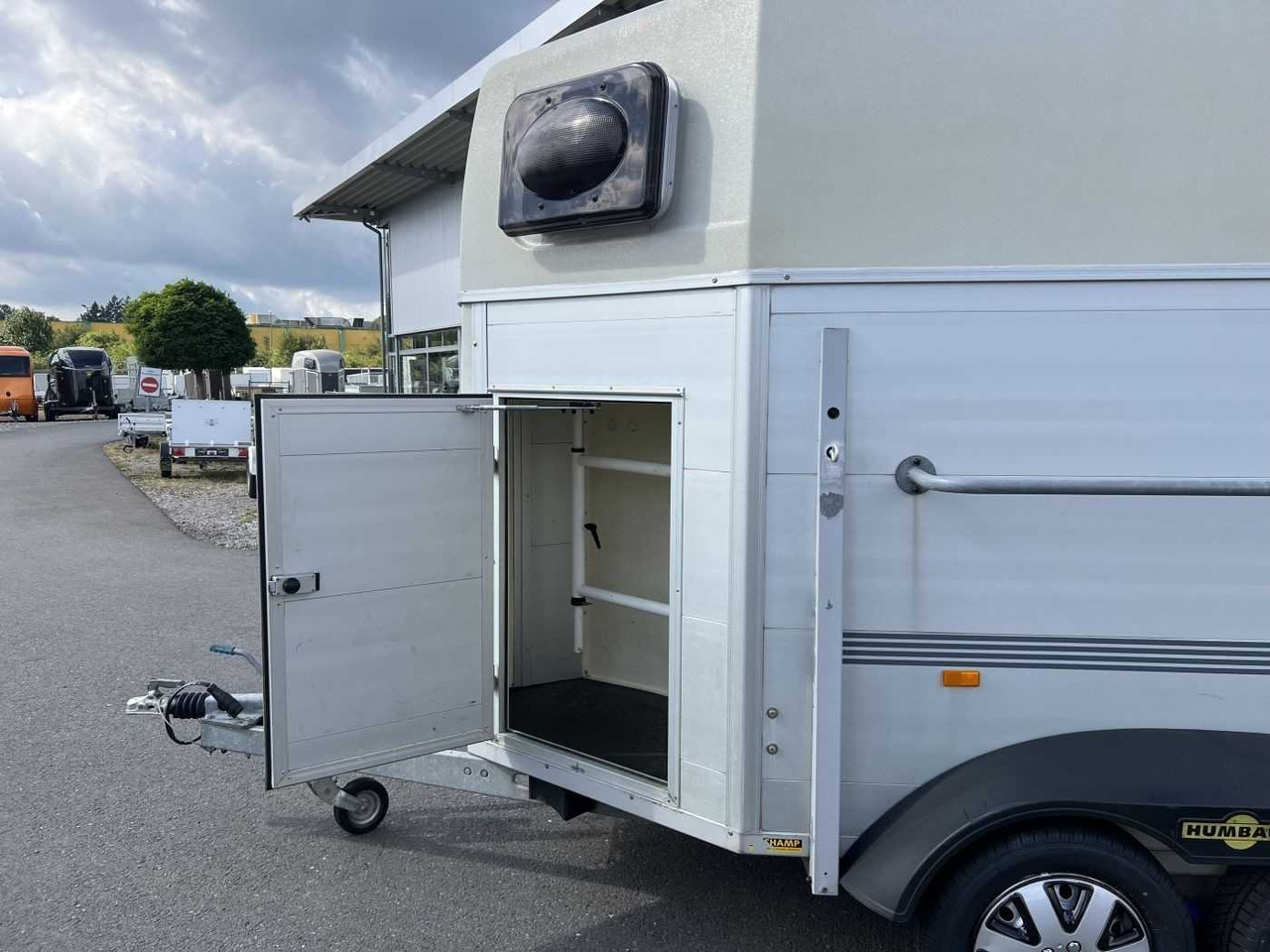 Lizing HUMBAUR HP 2000 Pferdeanhänger HUMBAUR HP 2000 Pferdeanhänger: slika 22 Lizing HUMBAUR HP 2000 Pferdeanhänger HUMBAUR HP 2000 Pferdeanhänger: slika 22