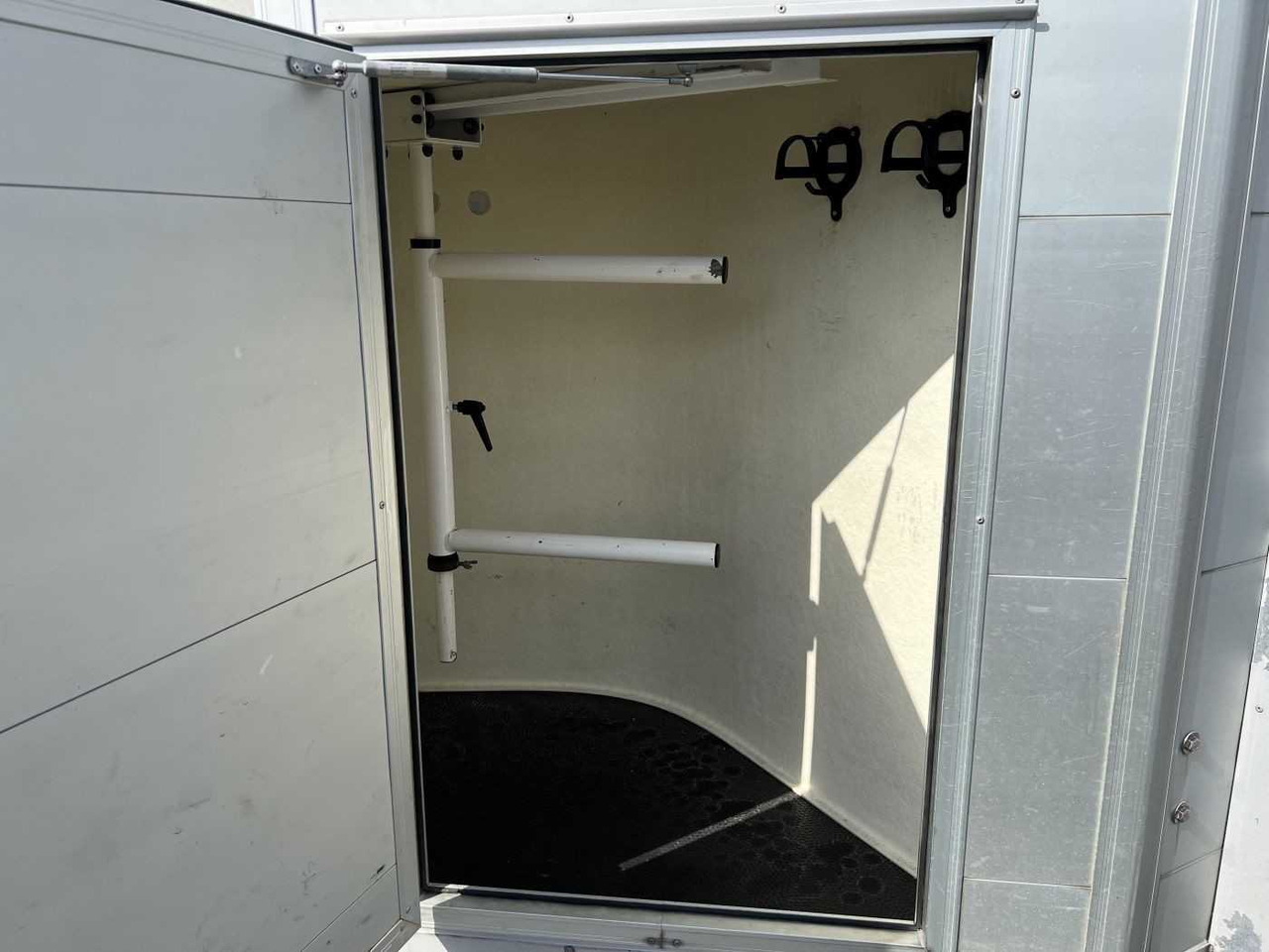 Lizing HUMBAUR HP 2000 Pferdeanhänger HUMBAUR HP 2000 Pferdeanhänger: slika 24 Lizing HUMBAUR HP 2000 Pferdeanhänger HUMBAUR HP 2000 Pferdeanhänger: slika 24