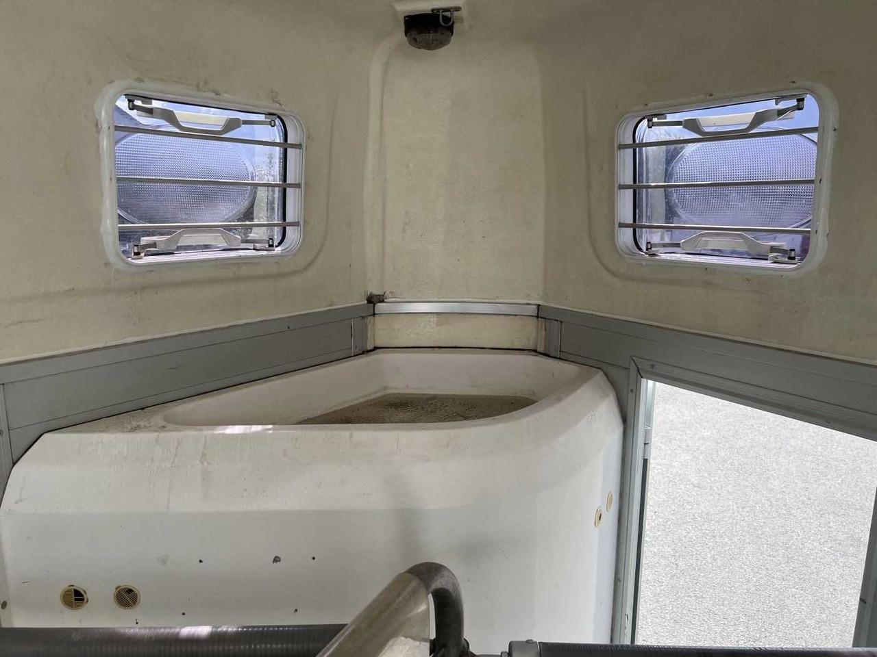 Lizing HUMBAUR HP 2000 Pferdeanhänger HUMBAUR HP 2000 Pferdeanhänger: slika 17 Lizing HUMBAUR HP 2000 Pferdeanhänger HUMBAUR HP 2000 Pferdeanhänger: slika 17