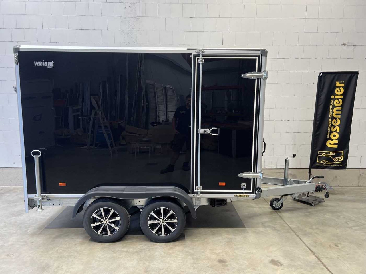 VARIANT Night Edition Tandem Rampe Tür Kofferanhänger - Prikolica sa zatvorenim sandukom: slika 2 VARIANT Night Edition Tandem Rampe Tür Kofferanhänger - Prikolica sa zatvorenim sandukom: slika 2