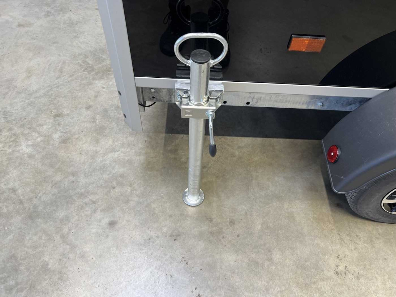 VARIANT Night Edition Tandem Rampe Tür Kofferanhänger - Prikolica sa zatvorenim sandukom: slika 5 VARIANT Night Edition Tandem Rampe Tür Kofferanhänger - Prikolica sa zatvorenim sandukom: slika 5