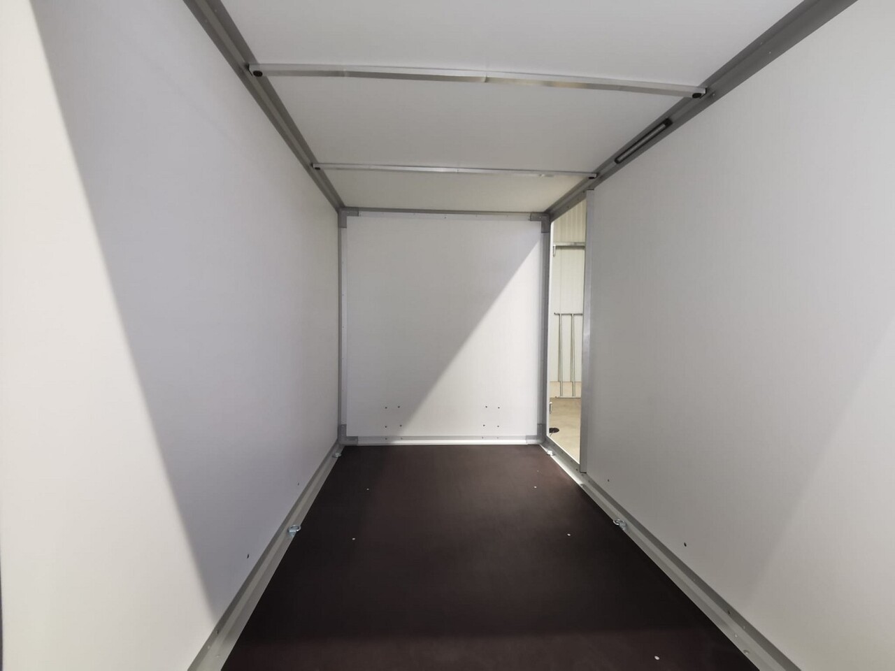 Lizing VARIANT Night Edition Tandem Tür 2,5 t Kofferanhänger VARIANT Night Edition Tandem Tür 2,5 t Kofferanhänger: slika 29