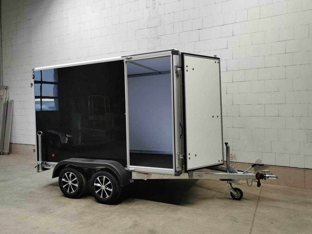 VARIANT Night Edition Tandem Tür Kofferanhänger - Prikolica sa zatvorenim sandukom: slika 1 VARIANT Night Edition Tandem Tür Kofferanhänger - Prikolica sa zatvorenim sandukom: slika 1