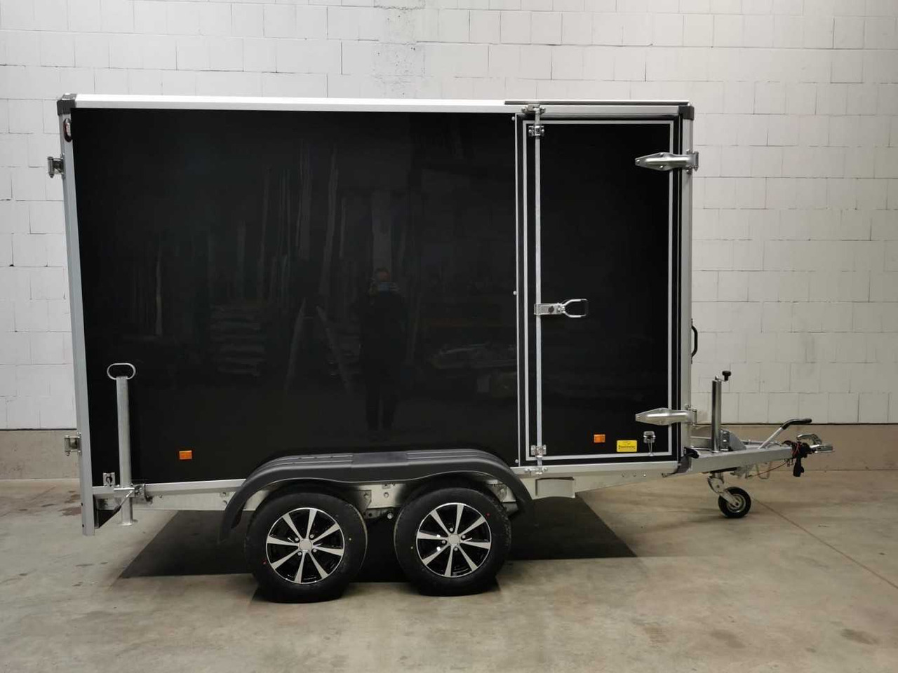 VARIANT Night Edition Tandem Tür Kofferanhänger - Prikolica sa zatvorenim sandukom: slika 4 VARIANT Night Edition Tandem Tür Kofferanhänger - Prikolica sa zatvorenim sandukom: slika 4