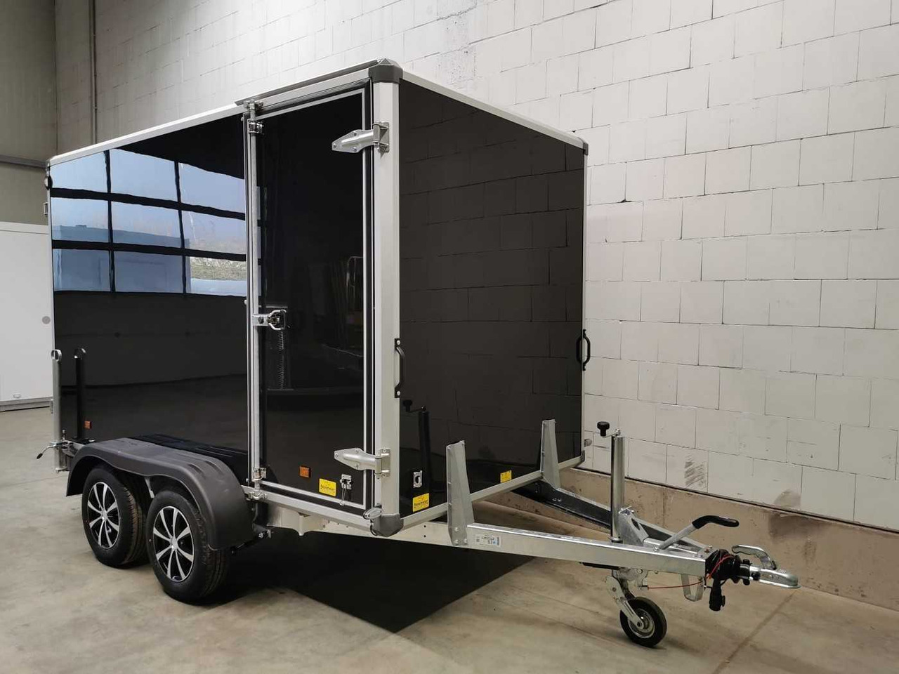 VARIANT Night Edition Tandem Tür Kofferanhänger - Prikolica sa zatvorenim sandukom: slika 5 VARIANT Night Edition Tandem Tür Kofferanhänger - Prikolica sa zatvorenim sandukom: slika 5