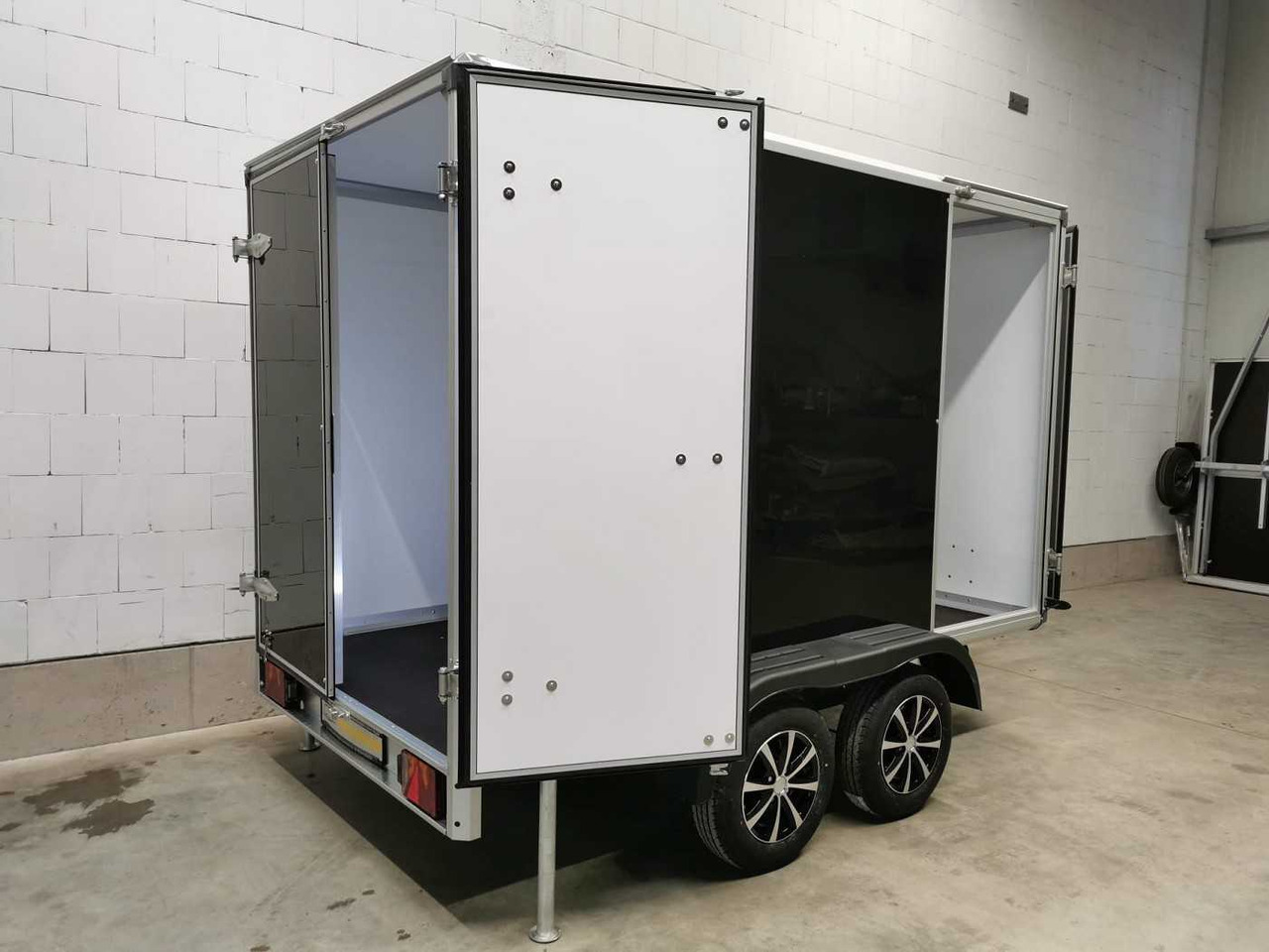 VARIANT Night Edition Tandem Tür Kofferanhänger - Prikolica sa zatvorenim sandukom: slika 2 VARIANT Night Edition Tandem Tür Kofferanhänger - Prikolica sa zatvorenim sandukom: slika 2