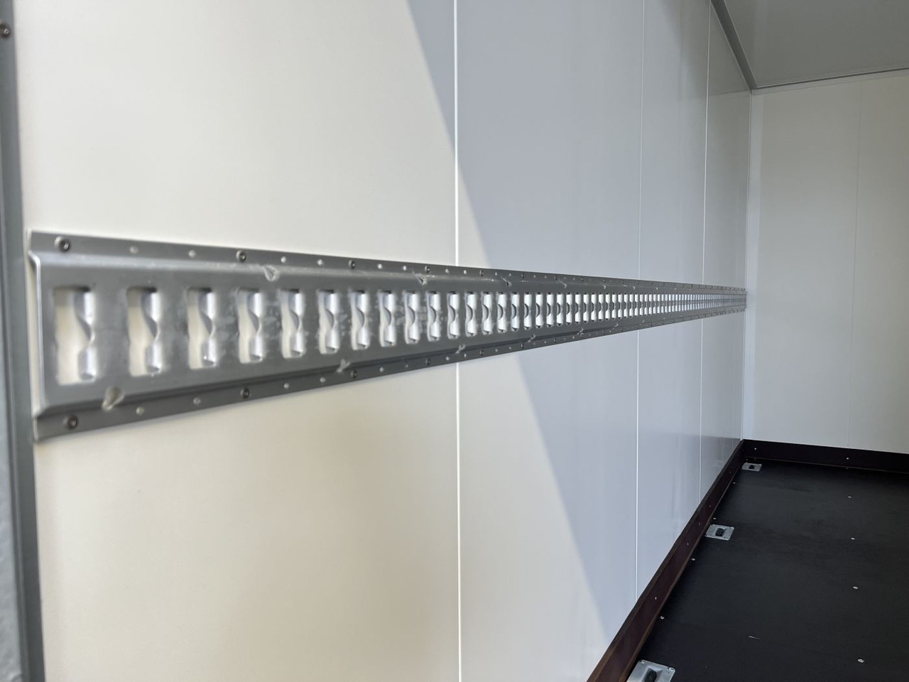 Novu Prikolica sa zatvorenim sandukom VEZEKO TK D 27.40 Flügeltüren+Seitenk Kofferanhänger Promotionanhänger: slika 13