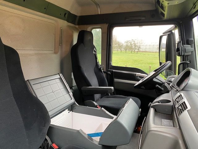 MAN TGS 18.320 TGS 18.320 BAKWAGEN MET LAADKLEP COMPLEET MET 2-ASSIGE AANHANGWAGEN - Kamion sa zatvorenim sandukom: slika 5 MAN TGS 18.320 TGS 18.320 BAKWAGEN MET LAADKLEP COMPLEET MET 2-ASSIGE AANHANGWAGEN - Kamion sa zatvorenim sandukom: slika 5
