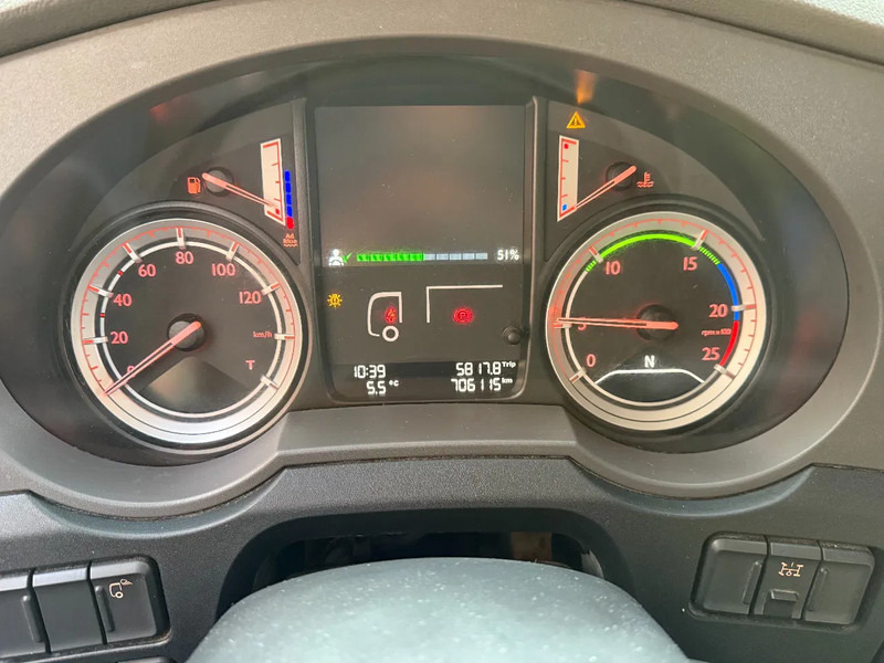 DAF XF 106.460 XF460 4X2 Spacecab / 2 beds / low kilometer / alcoa / full spoilers / ADR - Tegljač: slika 5 DAF XF 106.460 XF460 4X2 Spacecab / 2 beds / low kilometer / alcoa / full spoilers / ADR - Tegljač: slika 5