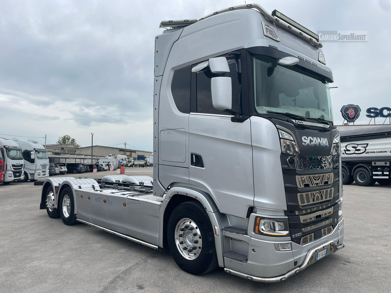 Kamion sa golom šasijom i zatvorenom kabinom SCANIA S520: slika 1