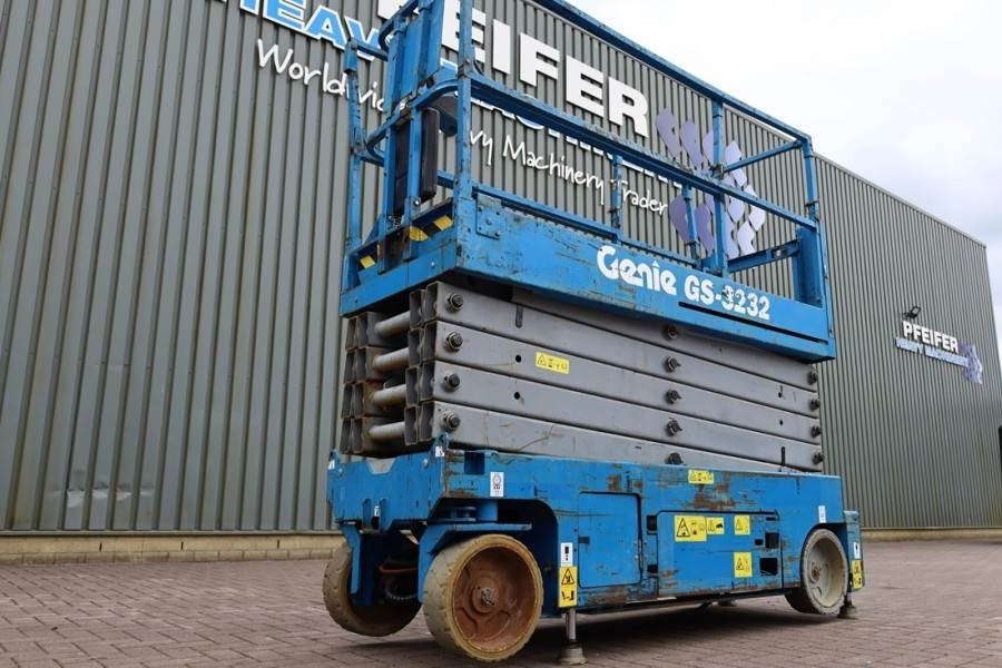 Genie GS3232 Hydraulic Outriggers, Electric, 11.75m Work - Lift u obliku makaza: slika 4 Genie GS3232 Hydraulic Outriggers, Electric, 11.75m Work - Lift u obliku makaza: slika 4