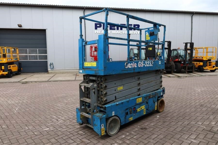 Genie GS3232 Hydraulic Outriggers, Electric, 11.75m Work - Lift u obliku makaza: slika 2 Genie GS3232 Hydraulic Outriggers, Electric, 11.75m Work - Lift u obliku makaza: slika 2