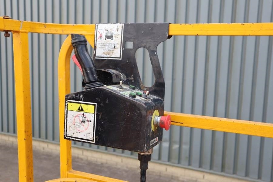 Haulotte Compact 12 Electric, 12m Working Height, 300kg Cap - Lift u obliku makaza: slika 4 Haulotte Compact 12 Electric, 12m Working Height, 300kg Cap - Lift u obliku makaza: slika 4