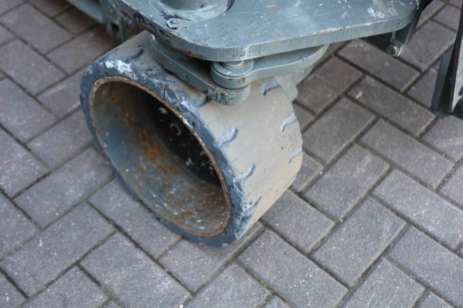 Lift u obliku makaza Holland Lift Ecostar HL-9714 Electric, 12m Working Height, 325k: slika 7 Lift u obliku makaza Holland Lift Ecostar HL-9714 Electric, 12m Working Height, 325k: slika 7