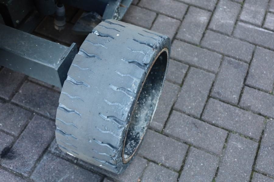 Lift u obliku makaza Holland Lift Ecostar HL-9714 Electric, 12m Working Height, 325k: slika 6 Lift u obliku makaza Holland Lift Ecostar HL-9714 Electric, 12m Working Height, 325k: slika 6