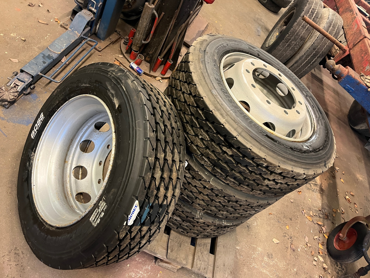 Bridgstone 295/60-22,5 - Kompletan točak za Kamion: slika 1 Bridgstone 295/60-22,5 - Kompletan točak za Kamion: slika 1