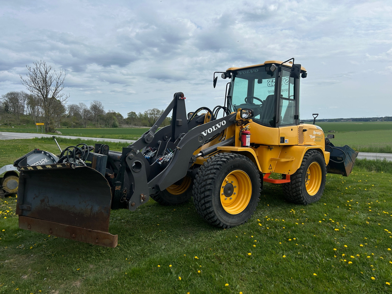 Volvo L35G - Utovarivač točkaš: slika 1 Volvo L35G - Utovarivač točkaš: slika 1