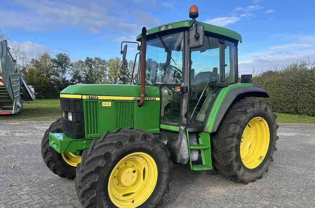 John Deere 6110 - Traktor: slika 1 John Deere 6110 - Traktor: slika 1