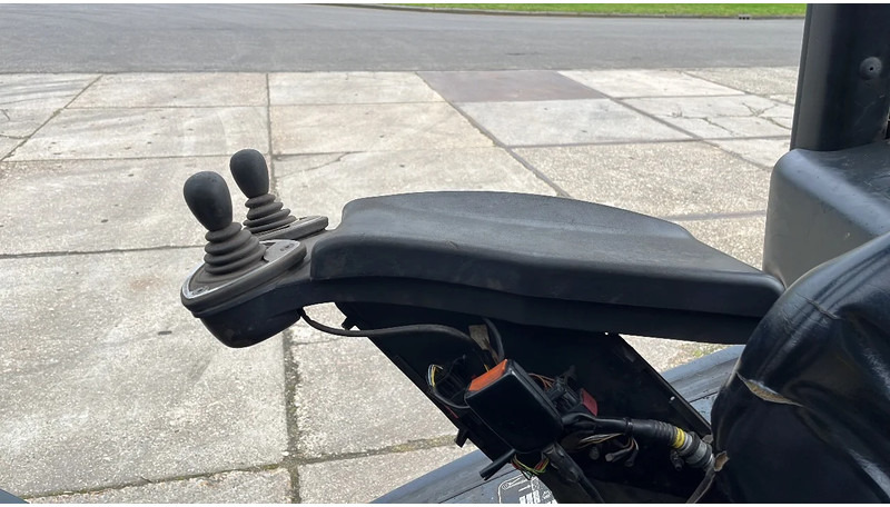 Linde H35T 01 Linde H35T 01 - Gasni viljuškar: slika 4 Linde H35T 01 Linde H35T 01 - Gasni viljuškar: slika 4