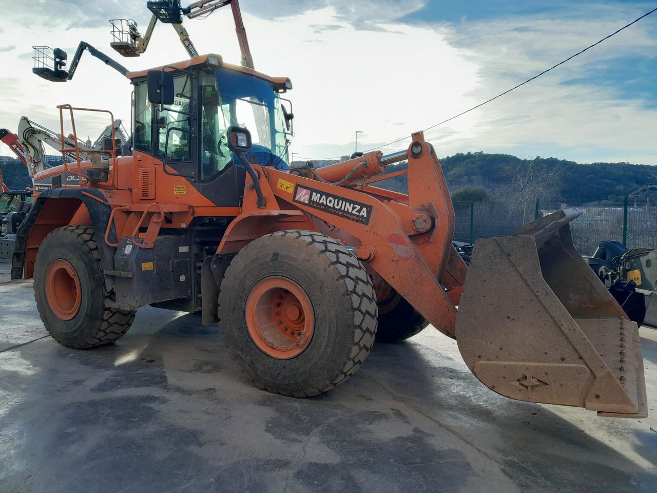 DOOSAN DL300 L/AUX - Utovarivač točkaš: slika 1 DOOSAN DL300 L/AUX - Utovarivač točkaš: slika 1