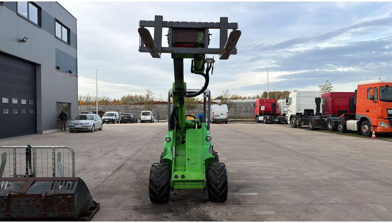 Avant 745 TDL (BELGIAN MACHINE / TOP CONDITION / 4X4 OPTIDRIVE / INCL ATTACHMENTS) - Kompaktni utovarivač guseničar: slika 3 Avant 745 TDL (BELGIAN MACHINE / TOP CONDITION / 4X4 OPTIDRIVE / INCL ATTACHMENTS) - Kompaktni utovarivač guseničar: slika 3