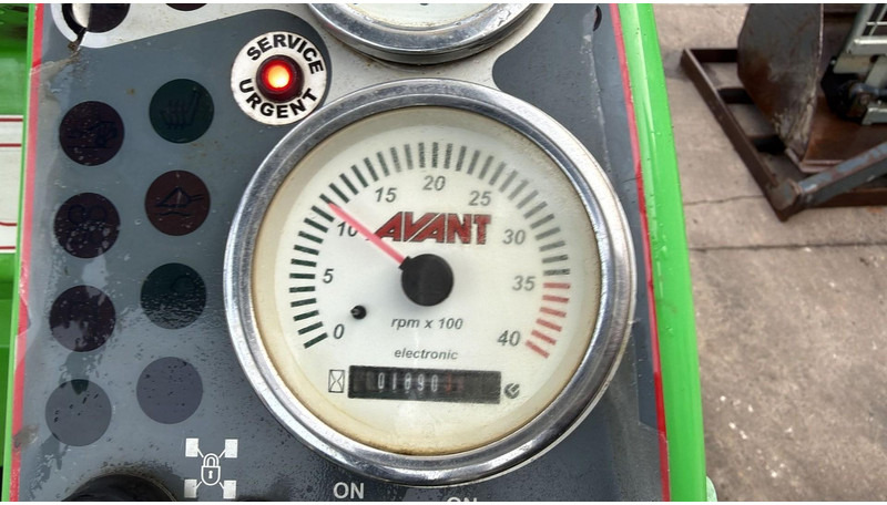 Kompaktni utovarivač guseničar Avant 745 TDL (BELGIAN MACHINE / TOP CONDITION / 4X4 OPTIDRIVE / INCL ATTACHMENTS): slika 13 Kompaktni utovarivač guseničar Avant 745 TDL (BELGIAN MACHINE / TOP CONDITION / 4X4 OPTIDRIVE / INCL ATTACHMENTS): slika 13